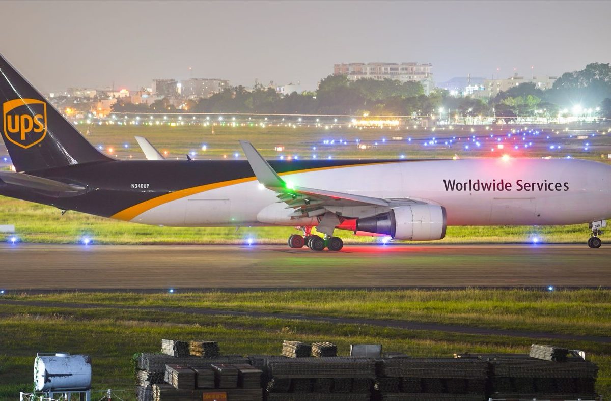 Comparatif DHL vs FedEx pour envois express internationaux