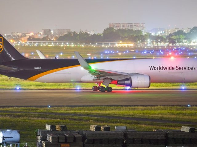 Comparatif DHL vs FedEx pour envois express internationaux